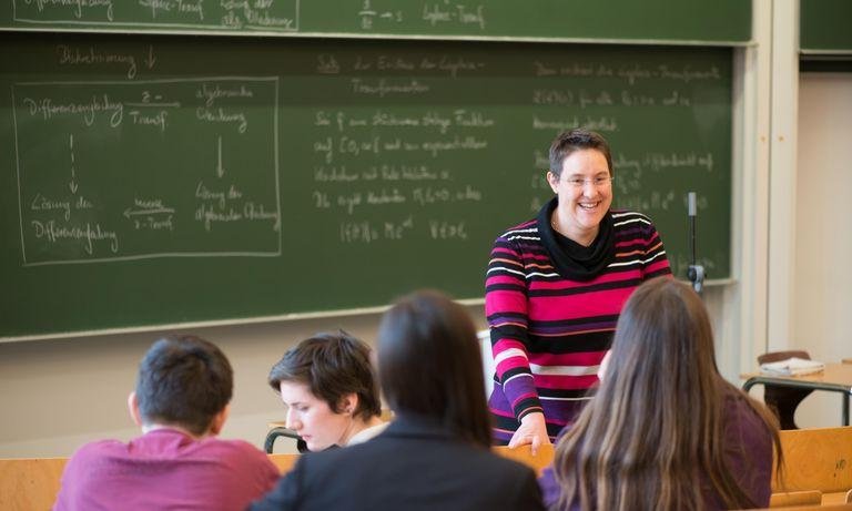 Professorin im Hörsaal