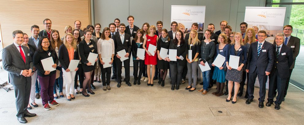 Die neuen sowie die weitergef&ouml;rderten Stipendiatinnen und Stipendiaten mit ihren F&ouml;rderern. Foto: Universit&auml;t Passau