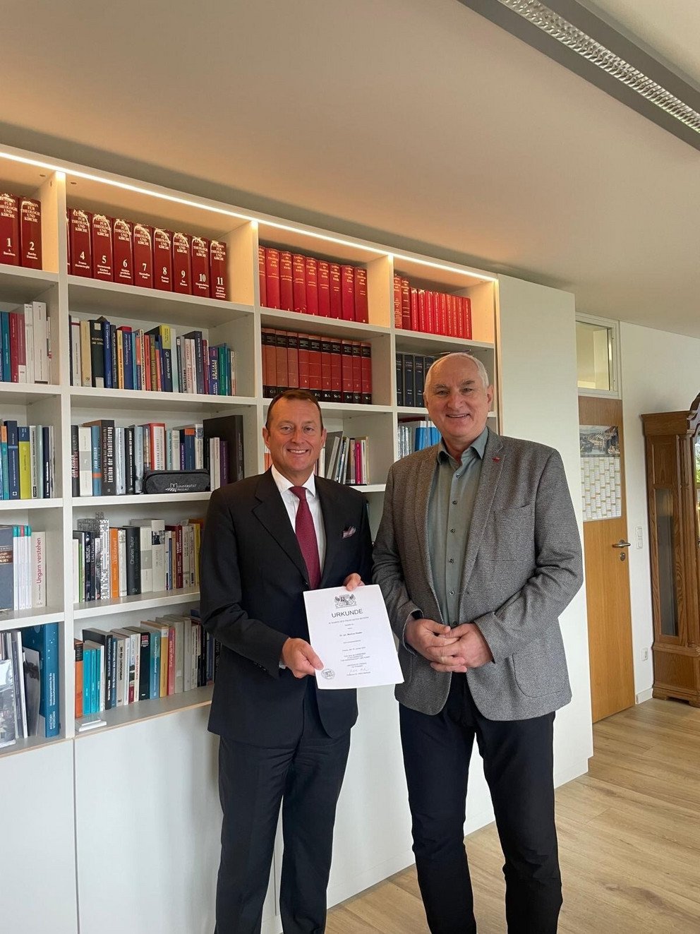 Prof. Dr. Markus Rieder (li) mit Universitätspräsident Prof. Dr. Ulrich Bartosch; Foto: Universität Passau 
