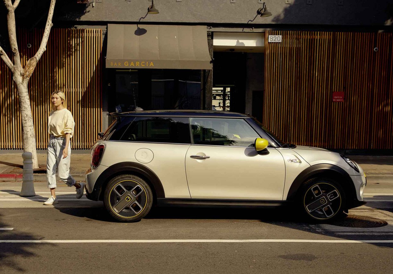 Foto: Nutzerin neben ihrem BMW MINI Electric.