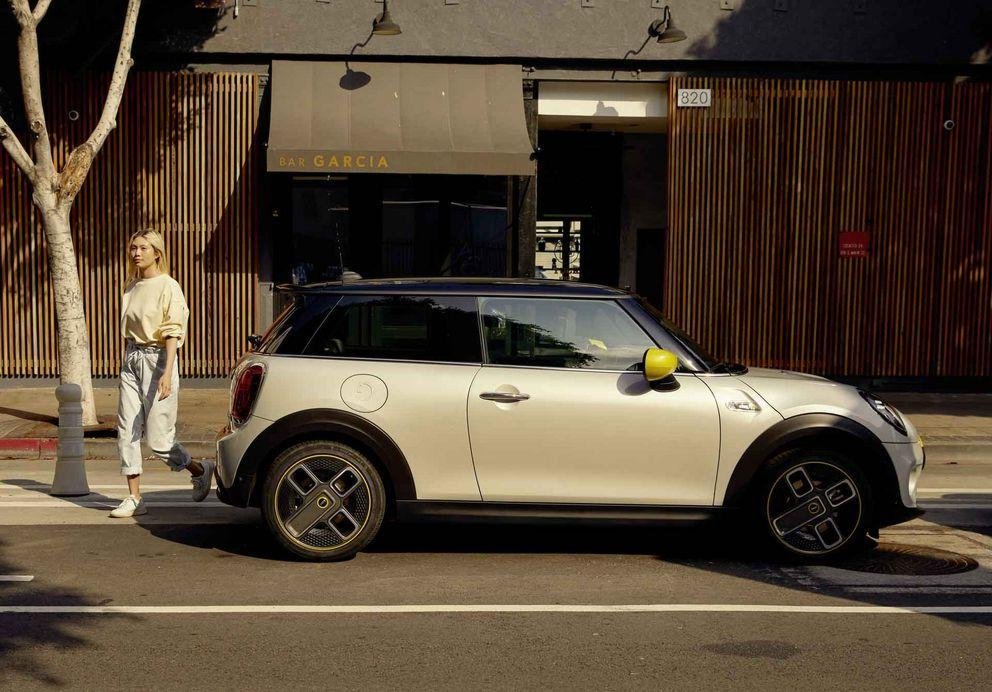 Foto: Nutzerin neben ihrem BMW MINI Electric.