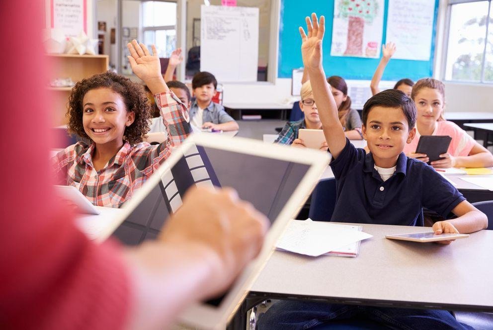 Lehrerin vor Schulklasse