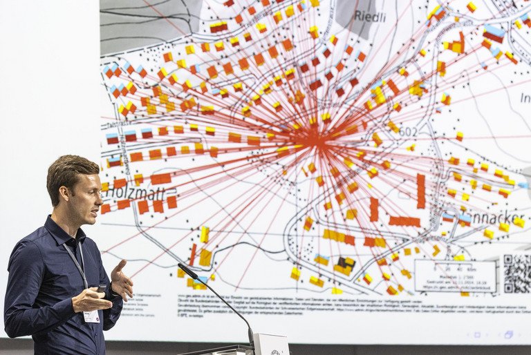 Dr. Benedikt Janzen präsentiert bei seinem Vortrag in Lindau eine Grafik aus einer Studie zur Eignung der Nachbarschaft für die Installation von Solaranlagen. Foto: Christian Flemming/Lindau Nobel Laureate Meetings