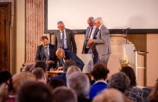 Eintrag ins goldene Buch der Gemeinde Fürstenzell. S.E. Dr. Philipp Ackermann, S.E. Harish Parvathaneni, Dr. Fritz Audebert, Prof. Dr. Ulrich Bartosch, Bürgermeister Manfred Hammer. Foto: Universität Passau