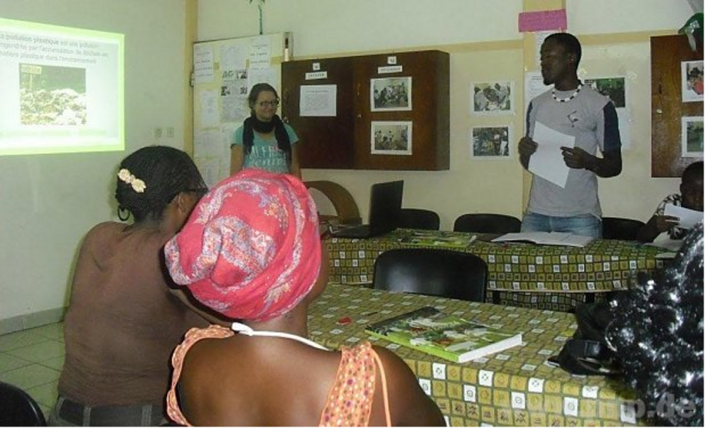 Im Kurs zu Themen des Umweltschutzes hilft die 21-Jährige bei der Aufklärung im Unterrichtsraum der Hilfsorganisation mit. (Laura Holzhacker links hinten auf dem Bild)