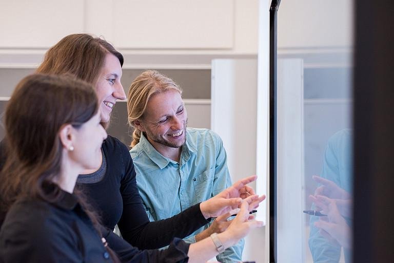 Studierende arbeiten am Smart Board
