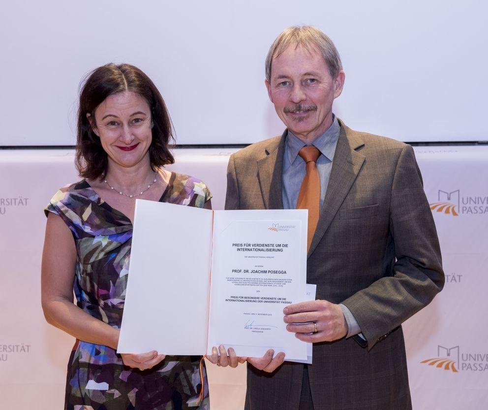 Vizepräsidentin Prof. Dr. Ursula Reutner und Prof. Dr. Joachim Posegga