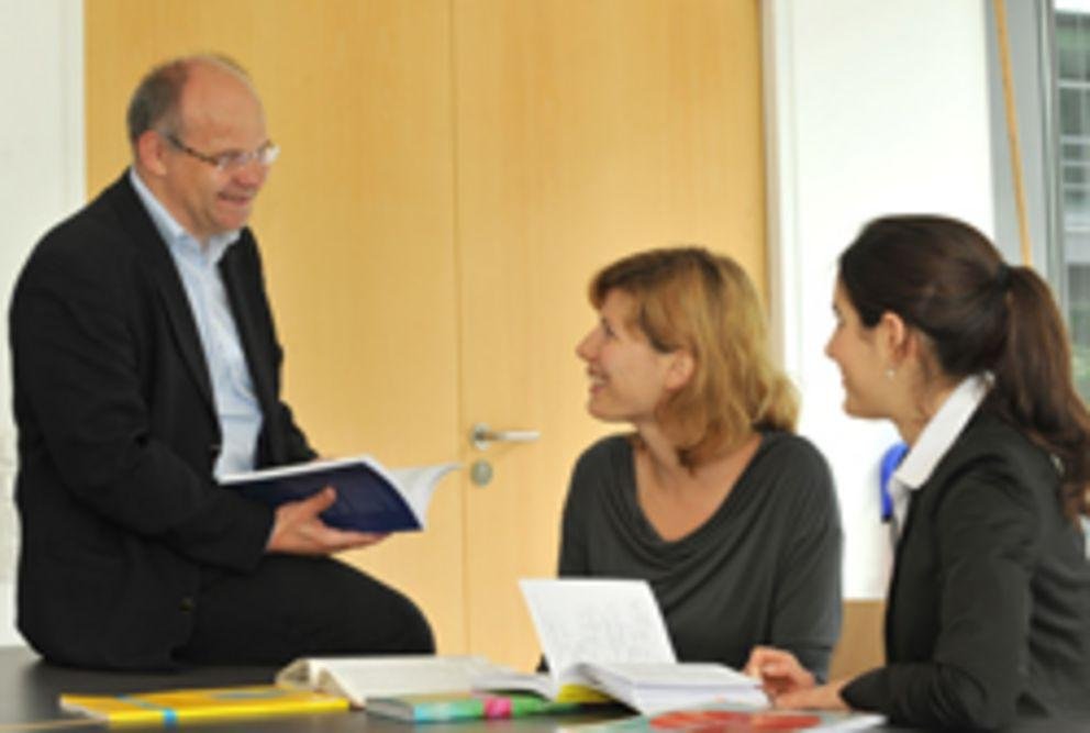 Lecturer and students in a seminar: small groups, lots learned. Lecturer and students in a seminar