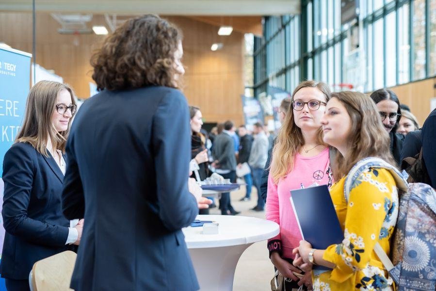 Bildhinweis: Am 21. November findet die Karrieremesse "Campus meets Company" der Universität Passau statt. 