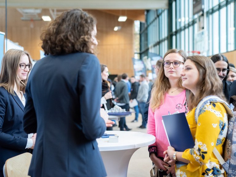 Bildhinweis: Am 21. November findet die Karrieremesse "Campus meets Company" der Universität Passau statt. 