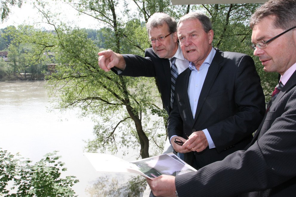 Pr&auml;sident Burkhard Freitag, Staatsminister Wolfgang Heubisch und Bernd Binder, Leiter des Facility Managements der Universit&auml;t, beim Rundgang &uuml;ber den Campus.