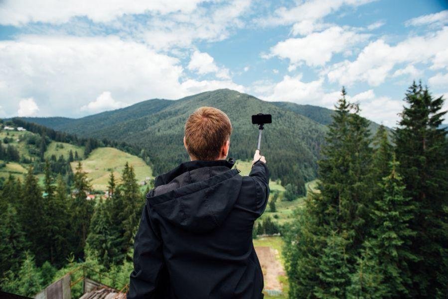 Bildquelle: Colourbox Junge mit Selfiestick vor Bergregion