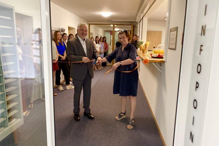 Kanzler Dr. Achim Dilling und Vizepräsidentin Prof. Dr. Bettina Noltenius bei der Eröffnung des Infopoints; Foto: Universität Passau 