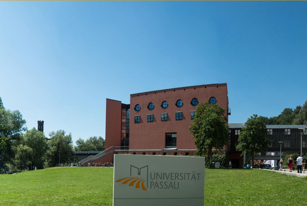 Das Bild zeigt die Frontalansicht der Philosophischen Fakultät der Universität Passau. 