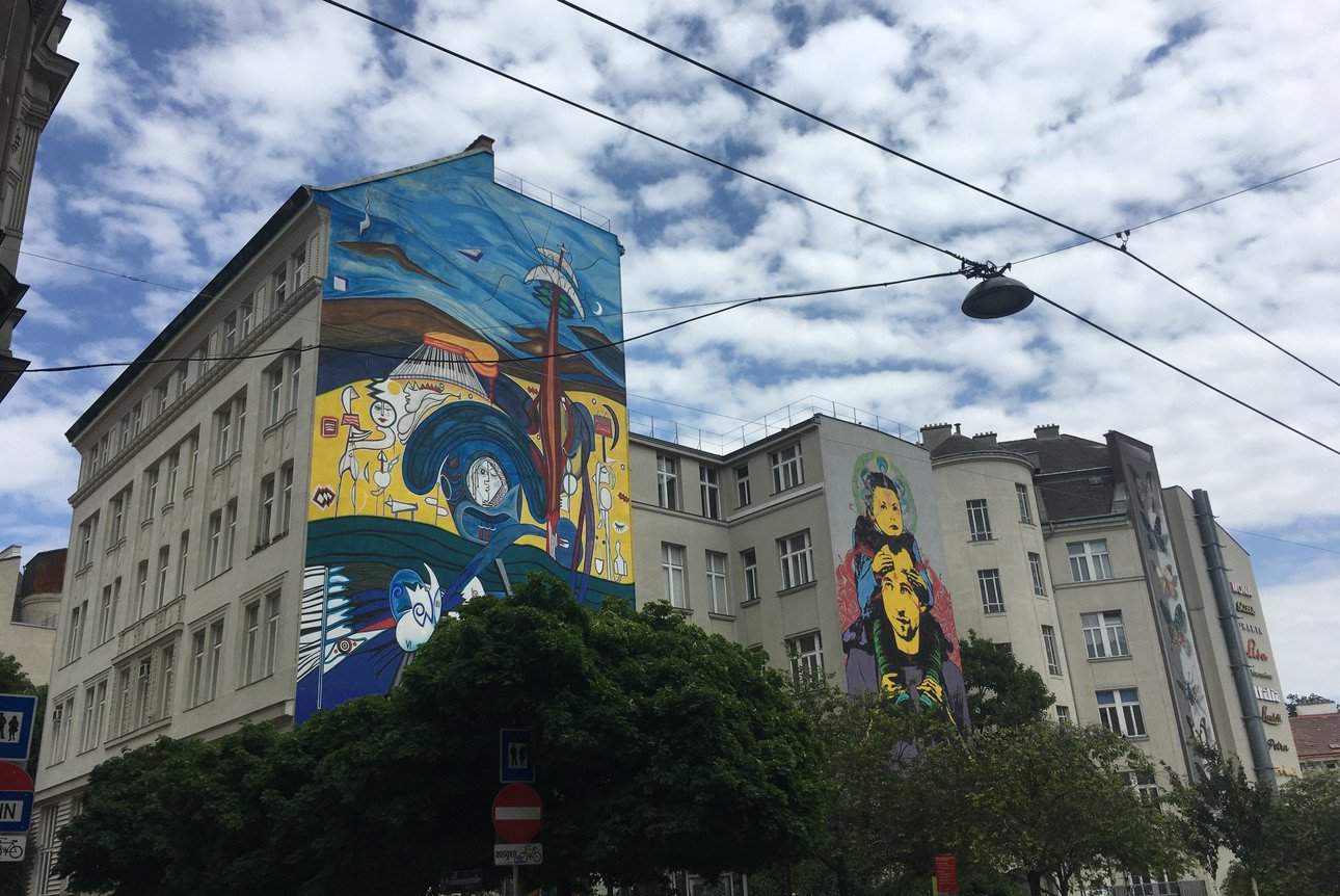 Fassade eines modern bemalten Wiener Geb&auml;udes