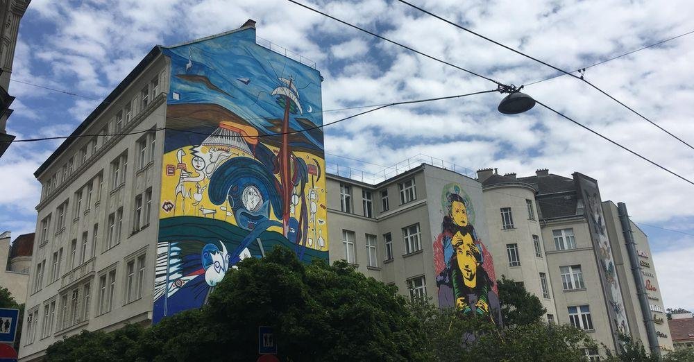 Fassade eines modern bemalten Wiener Gebäudes