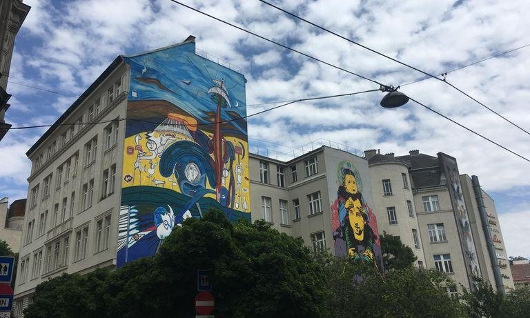Fassade eines modern bemalten Wiener Gebäudes