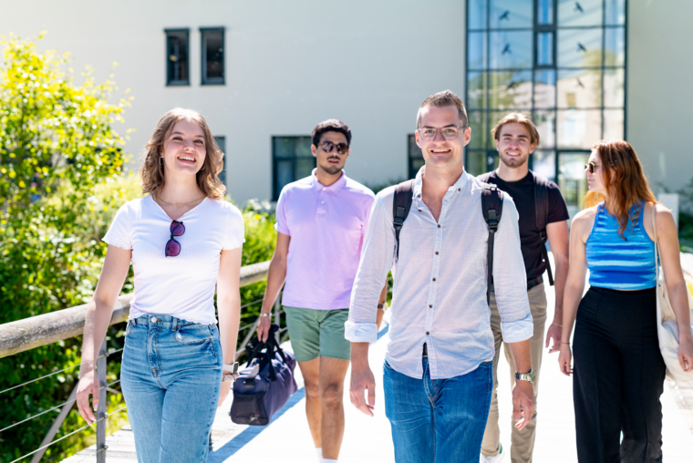 Studierende gehen über den Campus