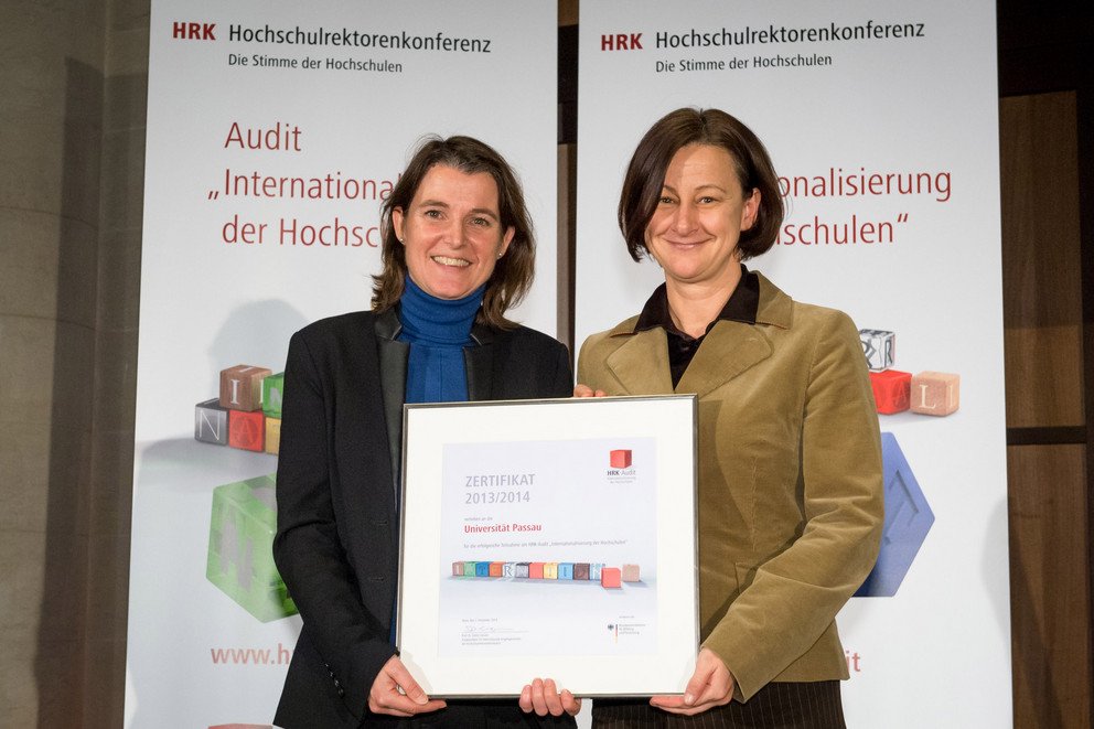 Vizepr&auml;sidentin Prof. Dr. Ursula Reutner (r.) und Barbara Zacharias, Leiterin der Abteilung Internationales und Studierendenservice, pr&auml;sentieren das Zertifikat, das die erfolgreiche Teilnahme der Universit&auml;t Passau am HRK-Audit bescheinigt. Foto: HRK