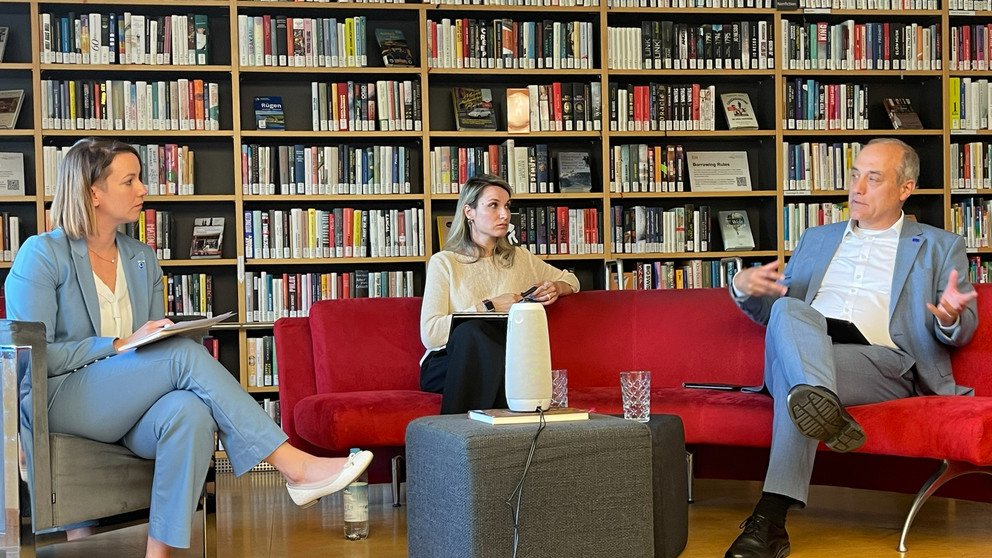 AI-PROP-Kamingespr&auml;ch zu &bdquo;KI, Propaganda, Resilienz: Europas Strategien gegen Russlands hybride Einflussnahme&ldquo; in der Library Lounge der Universit&auml;t Passau: Dr. Florence Ertel, Dr. Anna Ryzhova, Wolfgang B&uuml;cherl