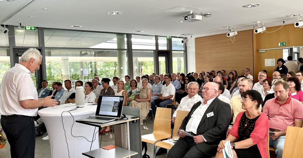 Gäste im Raum 