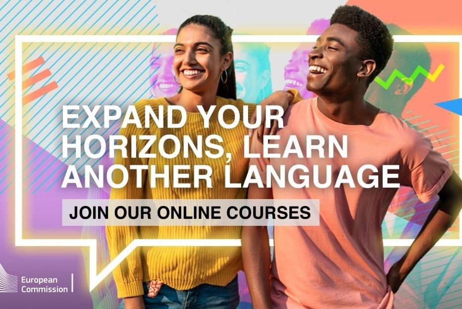 Zwei junge Erwachsene stehen lachend vor einem bunten Hintergrund. Darüber steht der Text "Expand your horizons, learn another language - Join our online courses". In der linken unteren Ecke ist das Logo der Europäischen Kommission.