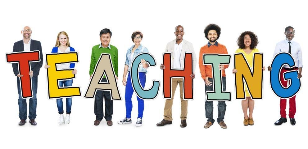 Gruppe mit Buchstaben Teaching; Bildquelle: Fotolia