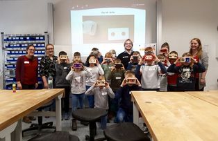 [Translate to Englisch:] Der Workshop "Wir bauen eine Virtual-Reality-Brille"