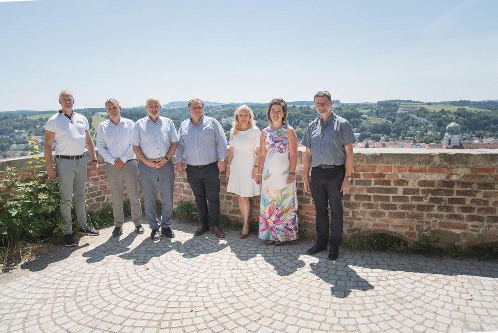 Gruppenbild: (v.l.) Prof. Dr. Thomas Wünsch, Dr. Ludvík Friebel (Vizerektor der Südböhmischen Universität Budweis), Präsident Prof. Dr. Ulrich Bartosch, Rektor Prof. Dr. Bohumil Jiroušek, Vizepräsidentin Prof. Dr. Christina Hansen, Dr. Růžena Štemberková (Leiterin des Zentrums für Technologietransfer), Prof. Dr. Tomas Sauer, Foto: Universität Passau