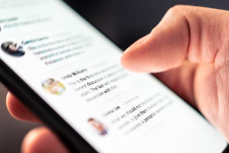 Scrollen auf dem Handy-Bildschirm