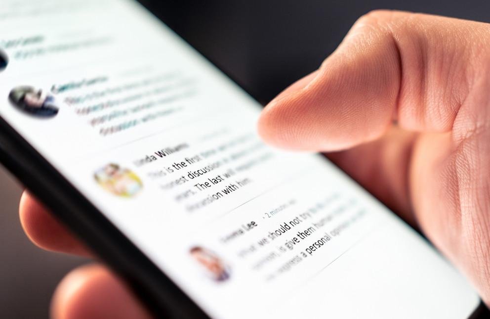 Scrollen auf dem Handy-Bildschirm