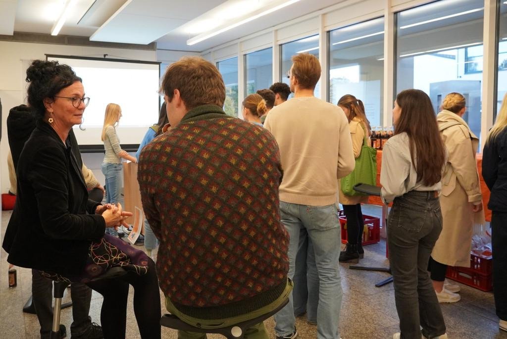 Infostände Abends in der Uni