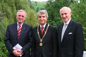 Rektor Prof. Dr. Walter Schweitzer mit den beiden Ehrenb&uuml;rgern der Universit&auml;t Passau, Klaus B&uuml;chner (links) und Manfred Rauser (rechts).