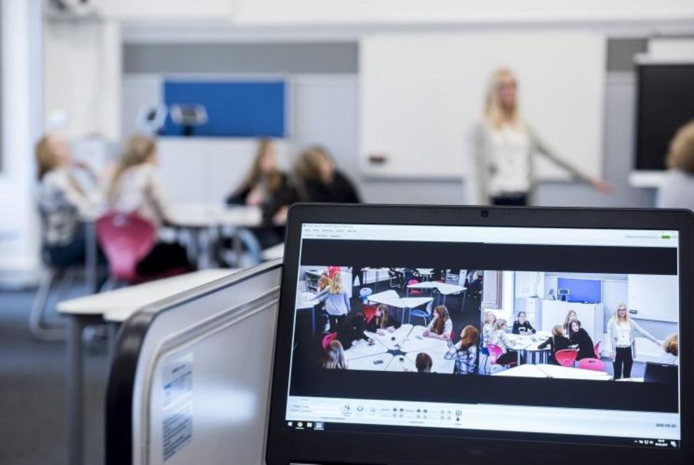 Ein Laptop im Unterrichtseinsatz im interaktiven, digitalen Di-Lab der Universität Passau. 