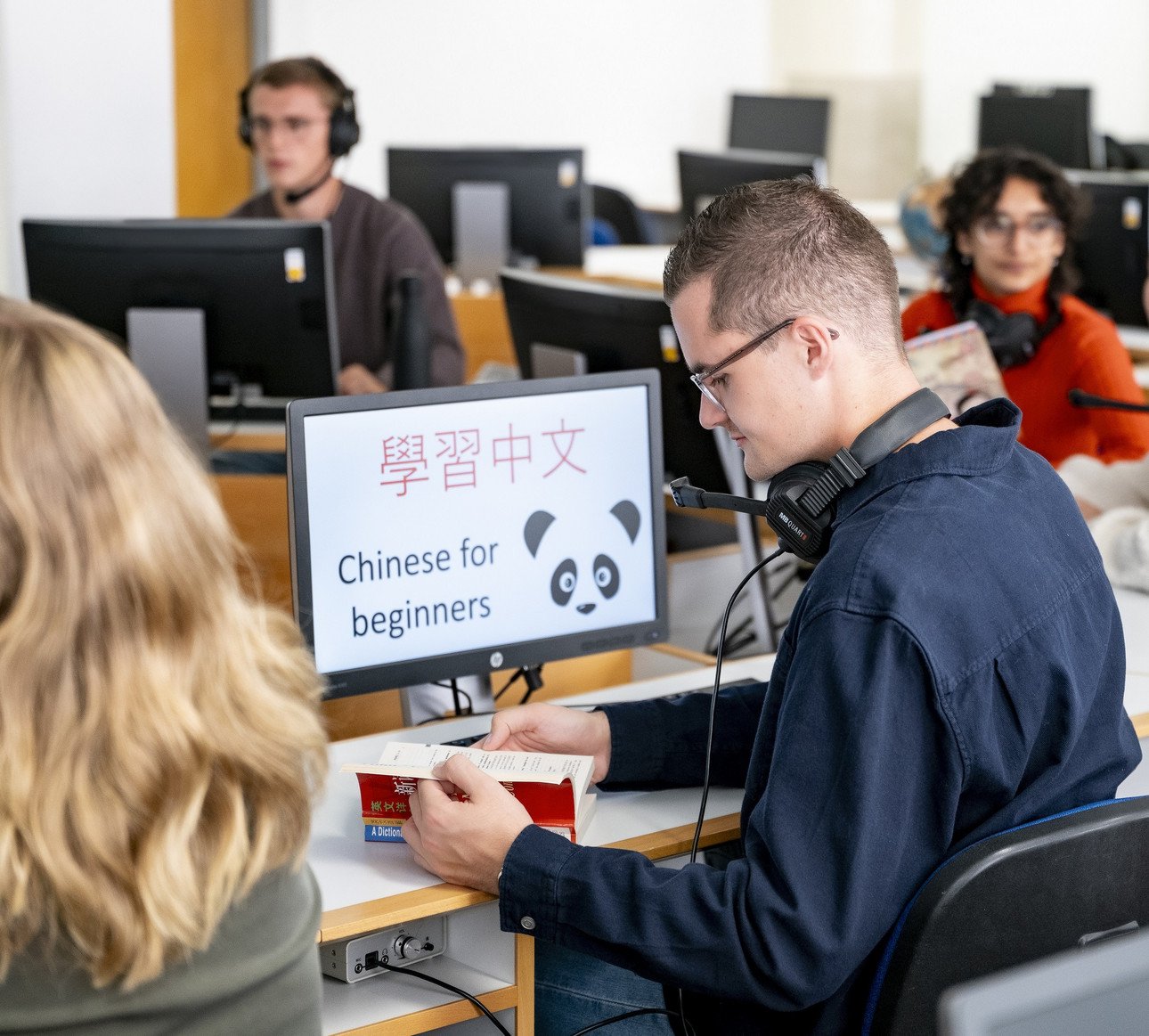 Illustration: Studierende im Sprachenzentrum