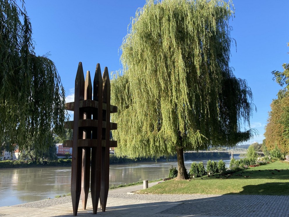 Ansicht des Denkmals mit Blickrichtung Stromaufw&auml;rts des Inns