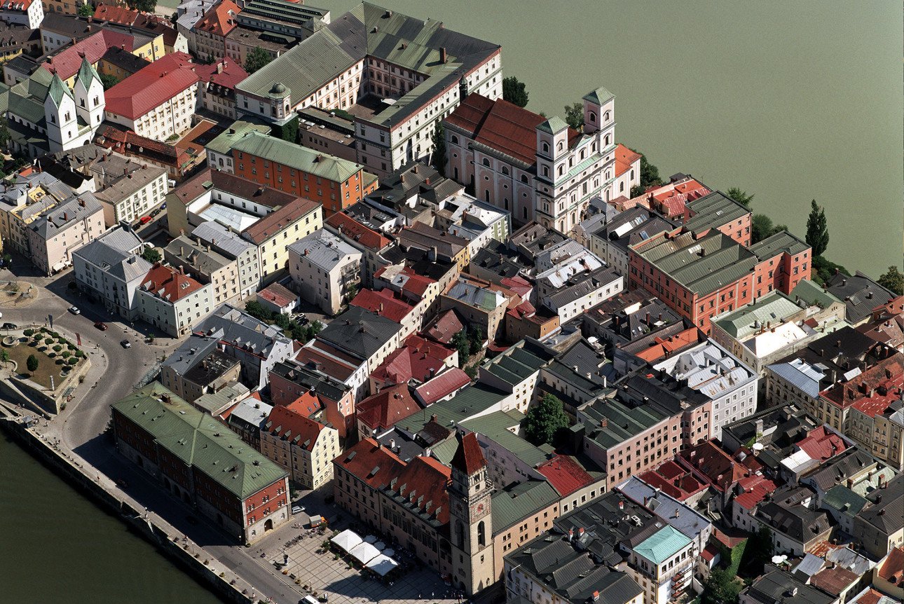 [Translate to Englisch:] Luftbild der Altstadt von Passau