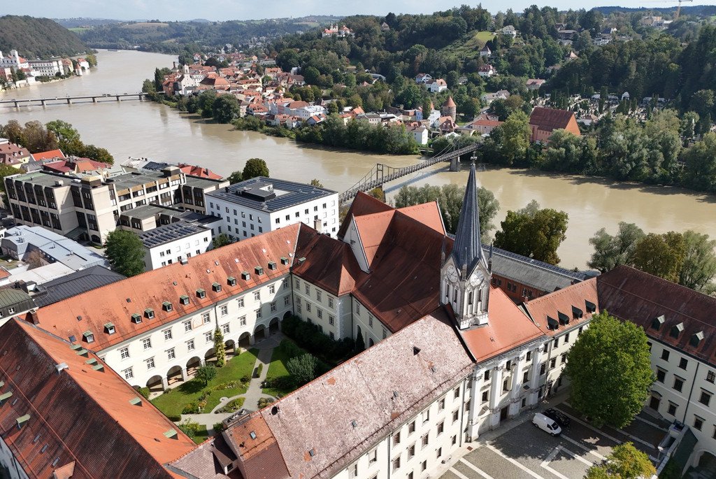 Luftaufnahme der Universit&auml;t Passau oberhalb des Nikolakloster