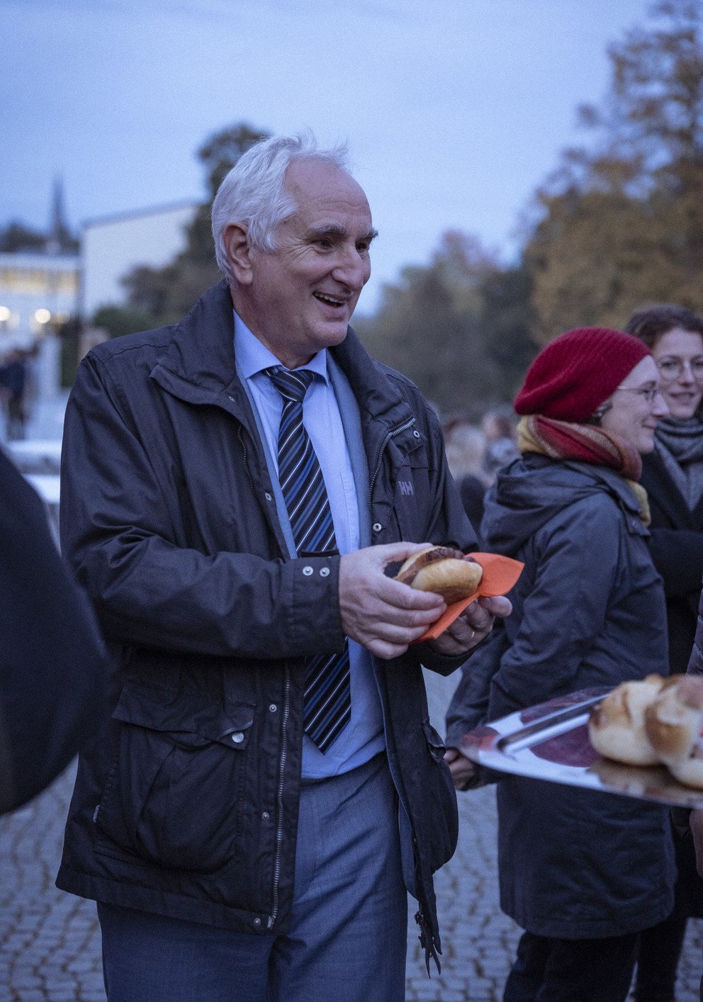 Universitätspräsident Bartosch beim Leberkäs-Empfang Foto: Universität Passau 
