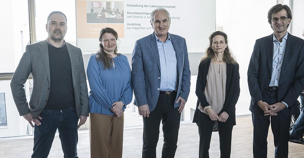 (v.l.) Prof. Dr. Alexander Werth (Lehrstuhl für Deutsche Sprachwissenschaft), Prof. Dr. Judith Schweppe (Professur für Psychologie mit Schwerpunkt Lehren und Lernen mit digitalen Medien), Universitätspräsident Prof. Dr. Ulrich Bartosch, Prof. Dr. Susanne Mayr (Lehrstuhl für Psychologie mit Schwerpunkt Mensch-Maschine-Interaktion) und Prof. Dr. Markus Pissarek (Lehrstuhl für Didaktik der deutschen Sprache und Literatur); Foto: Universität Passau