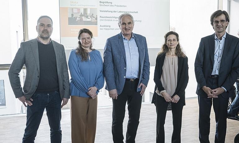 (v.l.) Prof. Dr. Alexander Werth (Lehrstuhl für Deutsche Sprachwissenschaft), Prof. Dr. Judith Schweppe (Professur für Psychologie mit Schwerpunkt Lehren und Lernen mit digitalen Medien), Universitätspräsident Prof. Dr. Ulrich Bartosch, Prof. Dr. Susanne Mayr (Lehrstuhl für Psychologie mit Schwerpunkt Mensch-Maschine-Interaktion) und Prof. Dr. Markus Pissarek (Lehrstuhl für Didaktik der deutschen Sprache und Literatur); Foto: Universität Passau