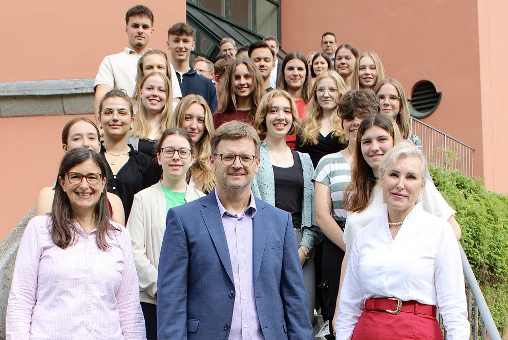 Die teilnehmenden Schülerinnen und Schüler mit Vizepräsidentin Prof. Dr. Christina Hansen (vorne re), Studienberaterin Johanna Schmidt (vorne li) und Studiendirektor Andreas Zenker; Foto: Universität Passau