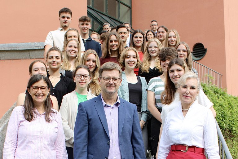 Die teilnehmenden Schülerinnen und Schüler mit Vizepräsidentin Prof. Dr. Christina Hansen (vorne re), Studienberaterin Johanna Schmidt (vorne li) und Studiendirektor Andreas Zenker; Foto: Universität Passau