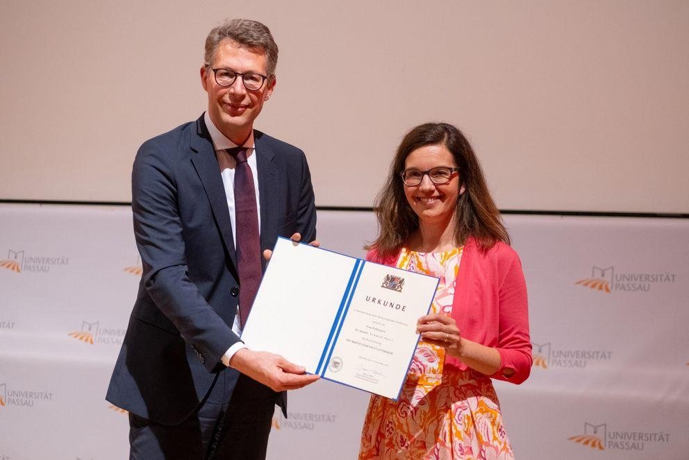 Prof. Dr. Hannah Schmid-Petri (Universität Passau) hat die Auszeichnung PRO MERITIS SCIENTIAE ET LITTERARUM des Bayerischen Staatsministeriums für Wissenschaft und Kunst erhalten. Foto: Universität Passau 