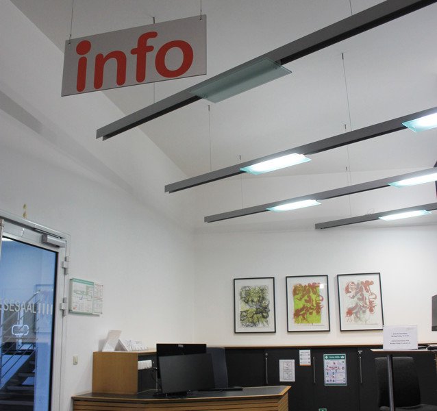 ein Bild der unbesetzten Zentralen Info der Universitätsbibliothek