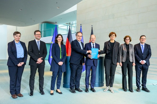 Die EFI-Kommission übergibt ihr Jahresgutachtens an Bundeskanzler Olaf Scholz und Bundesministerin Bettina Stark-Watzinger; Foto: David Ausserhofer
