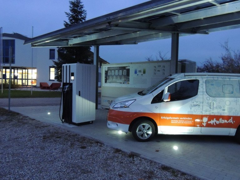 Ein Elektroauto in der Nacht
