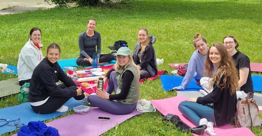 Studentinnen machen ein Picknick im Rahmen der nachhaltigen Wochen an der Universität Passau