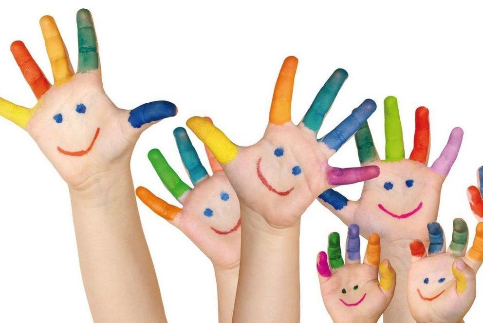 Bunt bemalte Kinderhände Bunte bemalte Kinderhände
