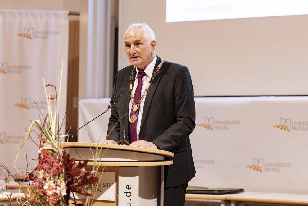 Präsident Prof. Dr. Ulrich Bartosch Präsident Prof. Dr. Ulrich Bartosch